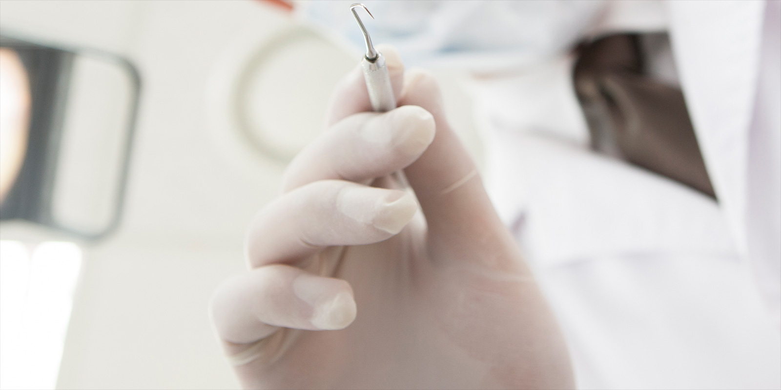 치과 시술을 위한 도구를 들고 있는 의사의 손 이미지